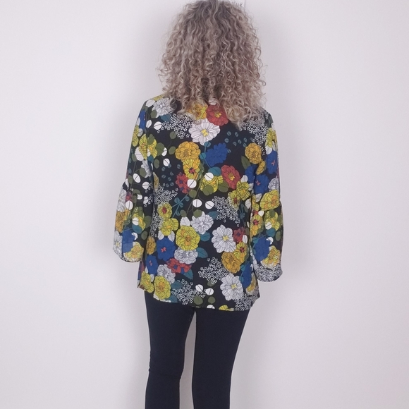5/$12 Violet + Claire retro floral print bell sleeve top - Picture 3 of 11